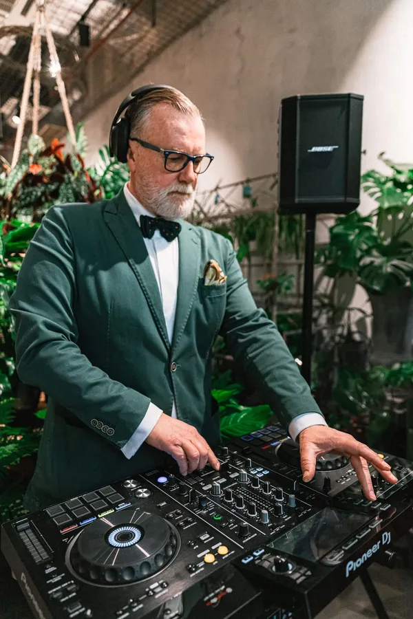 DJ Matthew Bee za Pioneer DJ opremom
